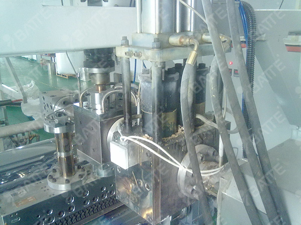 PET片材用熔體泵和雙柱換網器安裝現場